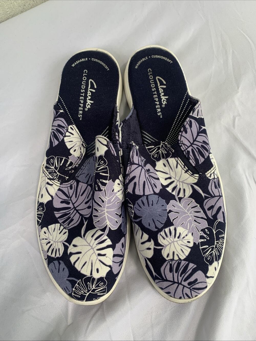 Clarks Cloudsteppers Women’s Size 6 Slip On Shoes Navy With Purple Palm Leaves